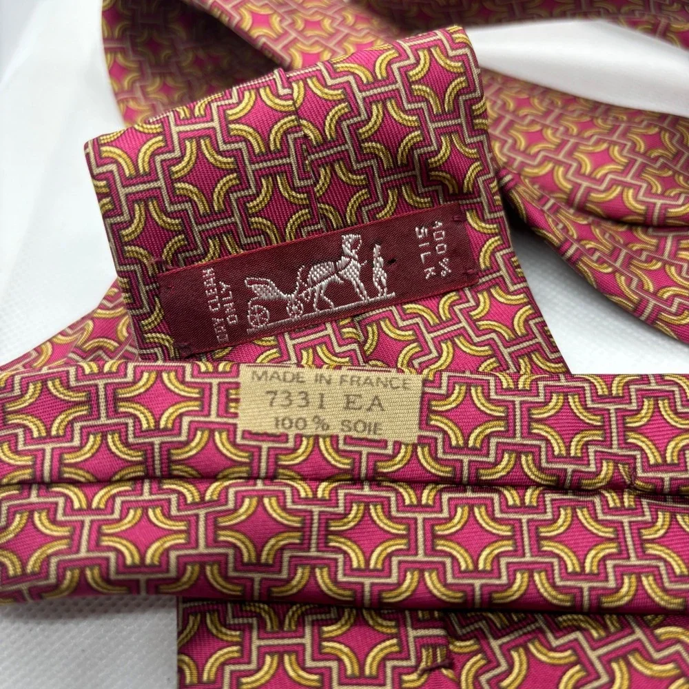 Hermes Silk Necktie Mens Berry Magenta Pink Gold Geometric Chain Link 7331 EA